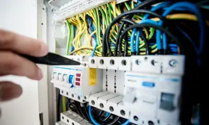 Jak wybrać magazyn energii do fotowoltaiki – na co zwrócić uwagę?