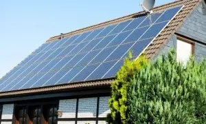Inwerter fotowoltaiczny: Kluczowy element, który zamieni twoje panele w prąd dla domu
