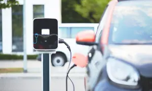 Stacje ładowania pojazdów elektrycznych dla firm: jak inwestycja w elektromobilność może przynieść zysk?
