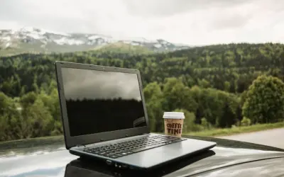 Ładowanie laptopa w podróży i bez dostępu do gniazdka – skuteczne triki