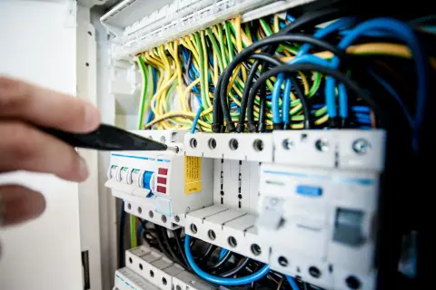 Jak wybrać magazyn energii do fotowoltaiki – na co zwrócić uwagę?