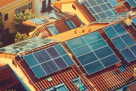 Różnice między napięciem 240V a 250V w gniazdku