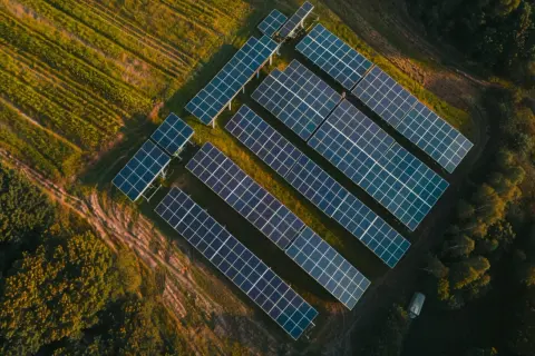 Zalety i wady instalacji fotowoltaicznych off-grid - sprawdź teraz!