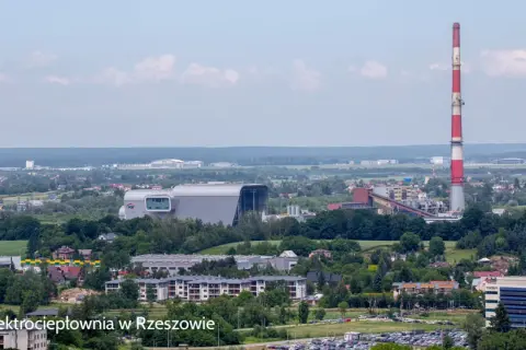 Widok na elektrociepłownię w Rzeszowie z charakterystycznym kominem.
