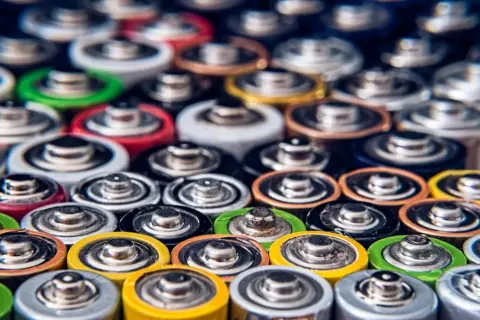 Gospodarka o obiegu zamkniętym: jak Twoja firma może skorzystać na recyklingu baterii litowo-jonowych?