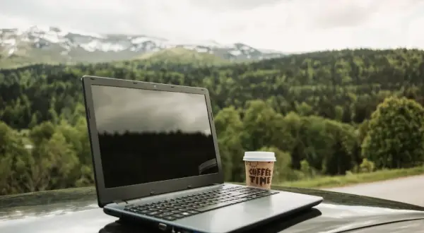 Ładowanie laptopa w podróży i bez dostępu do gniazdka – skuteczne triki